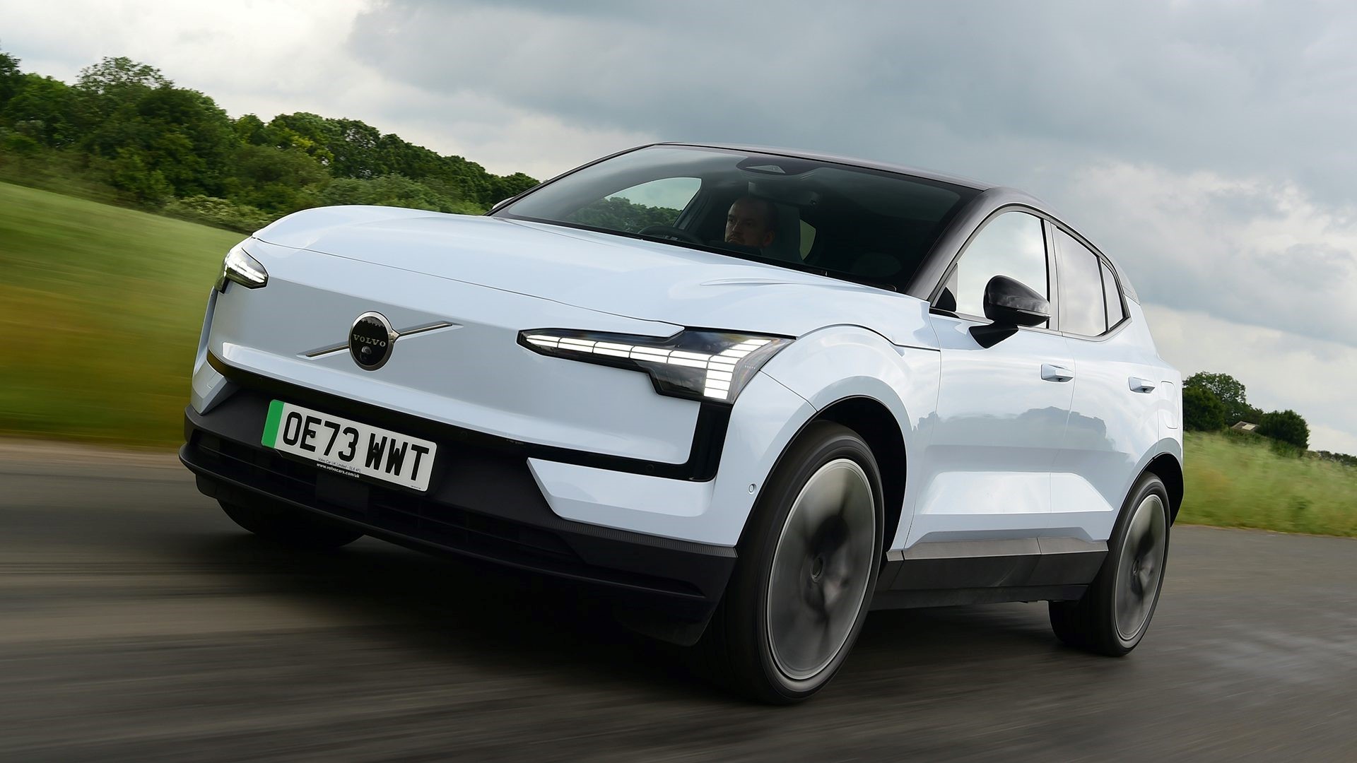 Volvo EX30 भारत में लॉन्च: 480 किमी रेंज और प्रीमियम फीचर्स के साथ