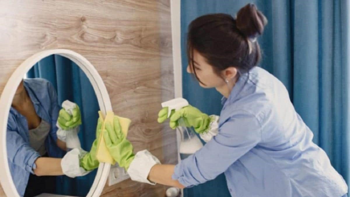 दिवाली 2025: बिना पेंट किए दाग-धब्बे वाली दीवार को ऐसे करें ठीक, दिवाली में चमक उठेगा घर | Diwali Special Cleaning Tips