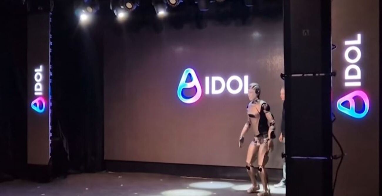 स्टेज पर फिसला रूस का पहला ह्यूमनॉइड ‘AIdol’, सोशल मीडिया पर ‘वोडका’ मीम्स की बाढ़—कंपनी बोली, “कैलिब्रेशन इश्यू”